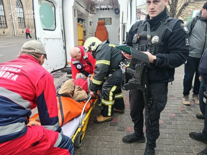 4 дні не виходив на зв'язок: на Волині врятували чоловіка, який був непритомний у квартирі (фото)