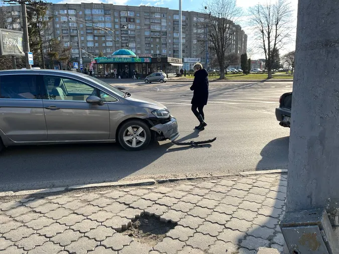 У Луцьку на Київському майдані «поцілувалися» дві автівки (фото)