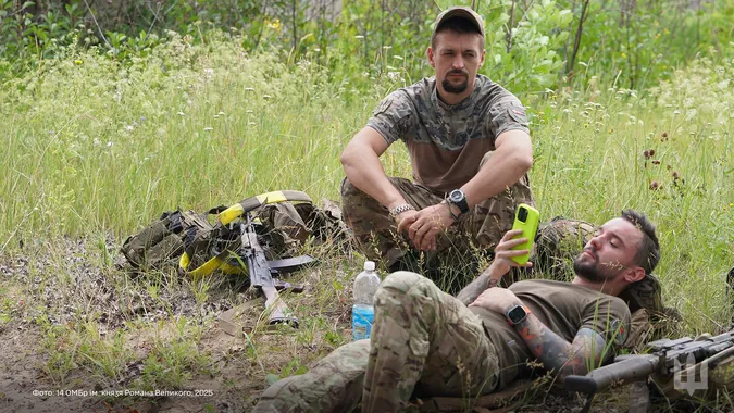 «Вони знають ціну життя»: показали воїнів волинської бригади у мить відпочинку (фото)