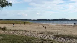 Люди грають у м’яч там, де раніше була вода: як міліє Світязь (фото)