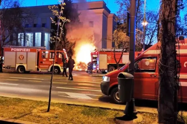 У Бухаресті авто на великій швидкості протаранило паркан посольства рф