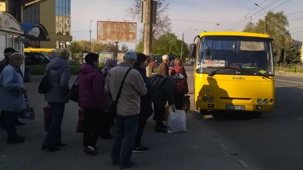 Черга на автобус до дачного масиву