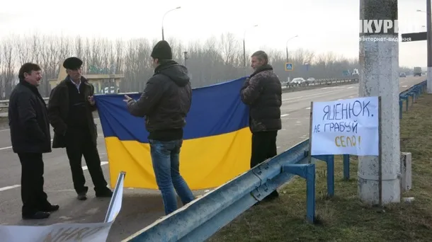 У Херсонській області аграрії перекрили Антонівський міст
