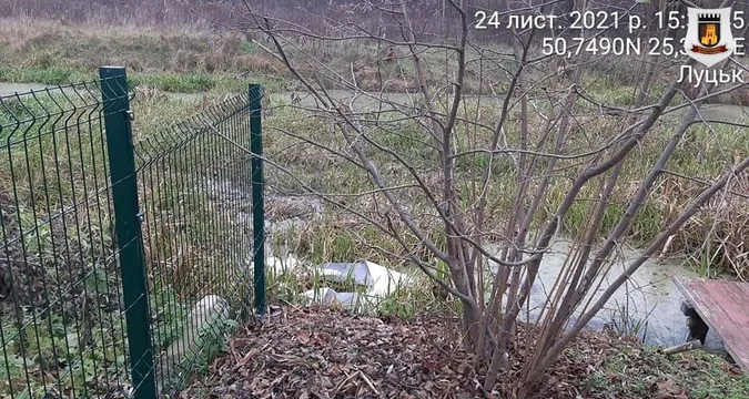 У Луцьку муніципали звільняють береги Сапалаївки від незаконних парканів (фото)