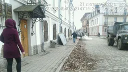 У Старому місті в Луцьку розбирають старий паркан (ФОТО)