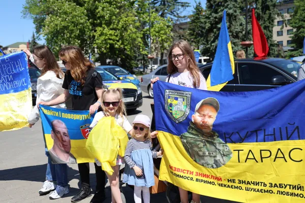 Близько 100 автомобілів та сотня родин: у Луцьку провели акцію на підтримку військовополонених (фото)