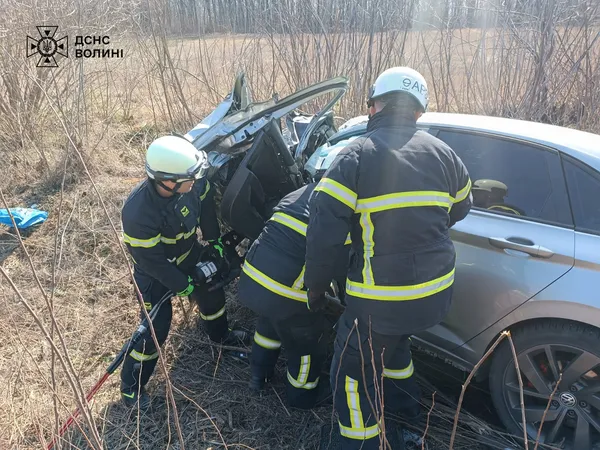 ДТП у Луцькому районі: водія вирізали з розбитого авто (фото)