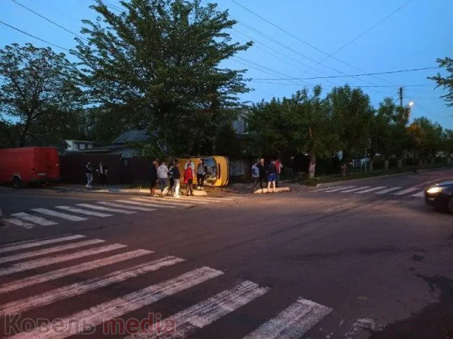Розтрощений легковик і перекинутий бус: у місті на Волині – ДТП