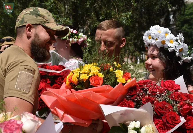 На Донеччині у волинській бригаді відгуляли подвійне весілля (фото)