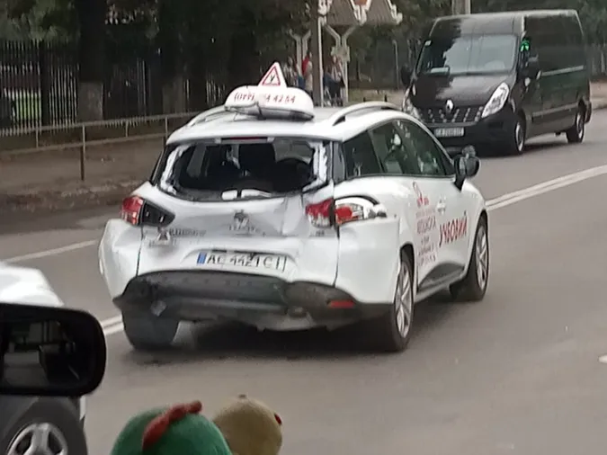 У Луцьку на Львівській вантажівка в'їхала в учбове авто (фото)