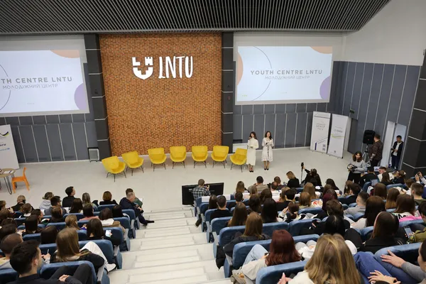 У луцькому виші вперше в Україні відкрили молодіжний центр Youth HUB (фото)
