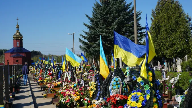 «У Бога всі живі, у нього немає мертвих»: як лучани проводять поминальну неділю (фото)