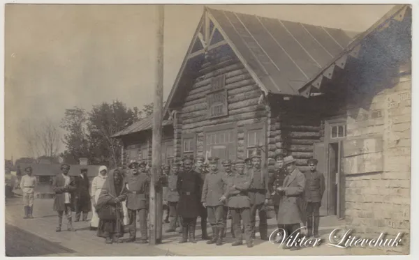 Залізнична станція у роки Першої світової (1918р.?). Фото Віктора Літевчука. Будівля станції виконана з великих брусів