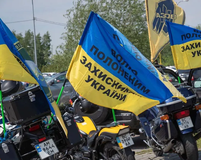 Чекає з полону чоловіка: волинська прикордонниця взяла участь у мотопробігу на честь захисників Маріуполя (фото)