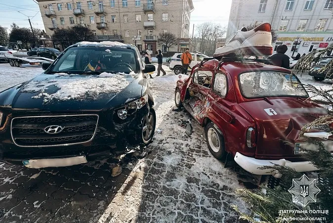 Чи відновлять рекламний «запорожець», в який в'їхала автівка в Луцьку