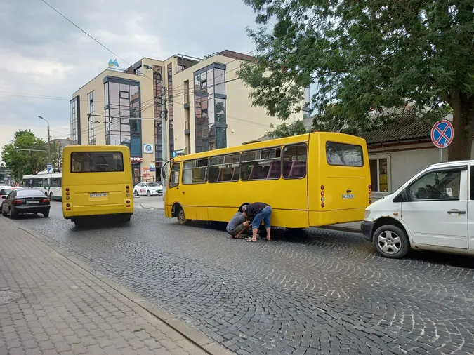 У Луцьку в маршрутки під час руху відлетіло колесо (фото)