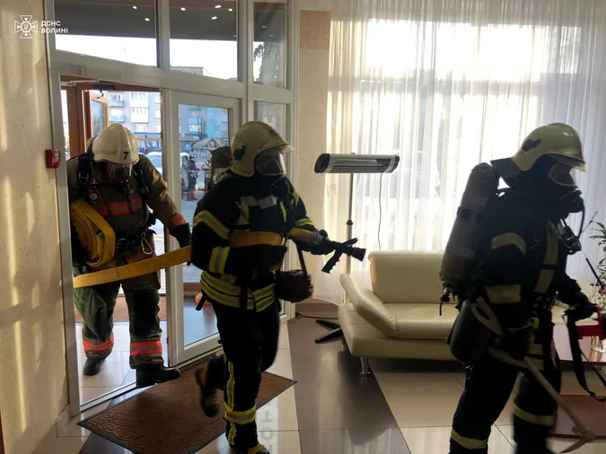 Пожежа, рятувальники та евакуація: що відбувалося у готелі на Волині (фото)