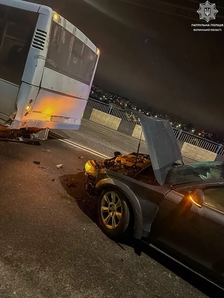 ДТП на шляхопроводі на Рівненській у Луцьку: хто і з ким не розминувся (фото)