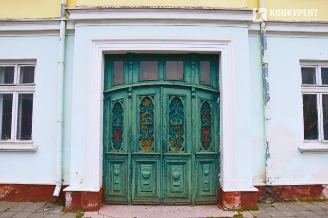 Добірка цікавих дверей Луцька (фото)