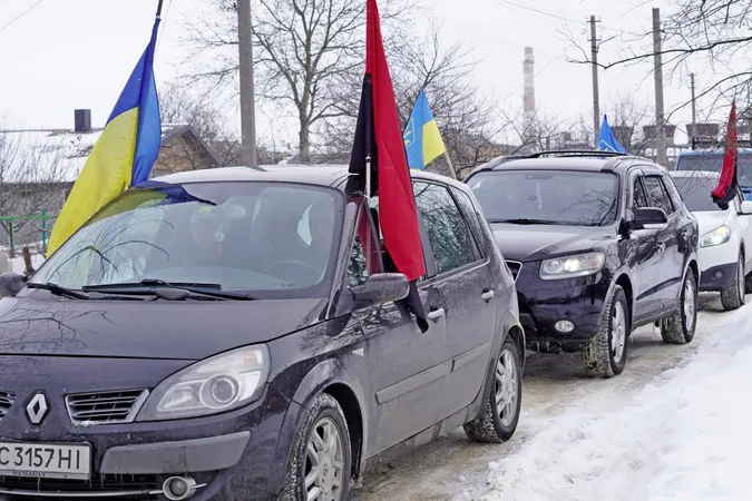 Поховали біля мами: Володимирська громада провела в останню дорогу молодого воїна Артура Шевчука