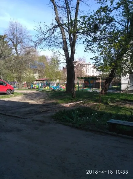 Без асфальту, світла і гойдалок – у Луцьку просять облаштувати двір-пустку (фото)