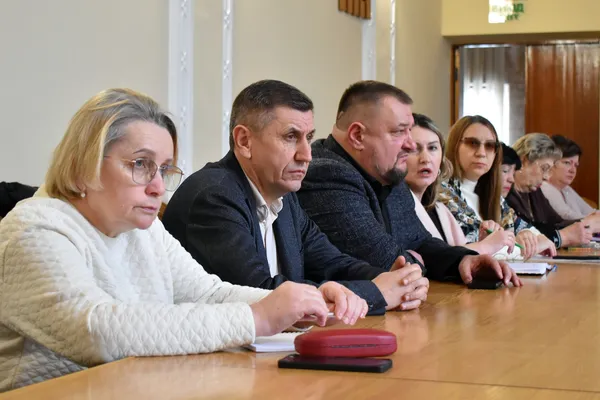Надбавки, укриття, безплатне харчування: у Волинській ОДА обговорили розвиток освіти на 2026 рік (фото)