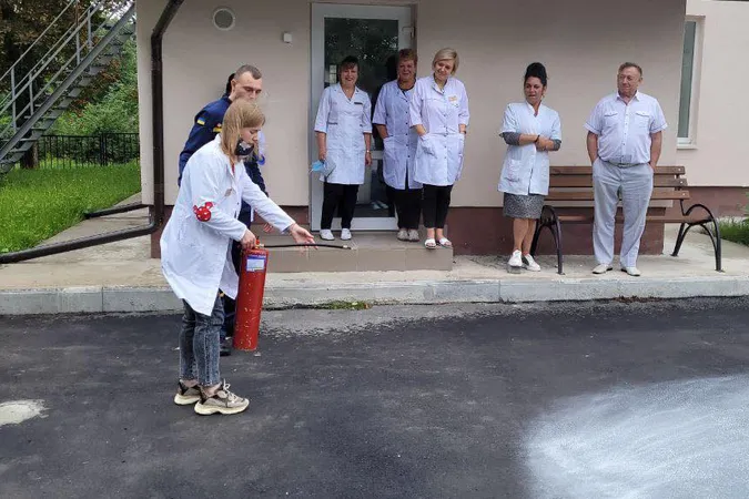 Нововолинських медиків вчили гасити пожежі (фото)