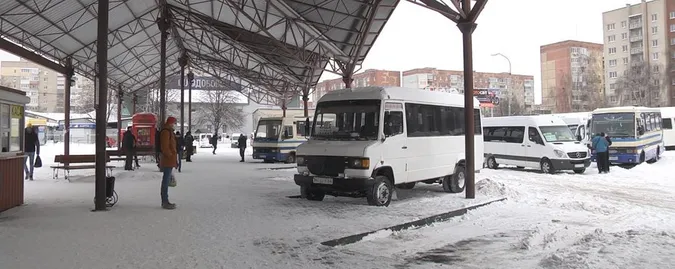 Снігові замети: які маршрути вже відновили з Луцька