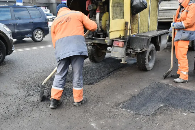 У Луцьку почали латати асфальт на Гордіюк (фото)