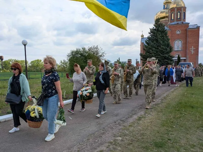 Іваничівська громада попрощалася із військовослужбовцем Валентином Сафоновим (фото)