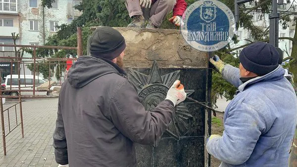 У Володимирі знімають радянські зірки на площі Героїв (фото,  відео оновлено)