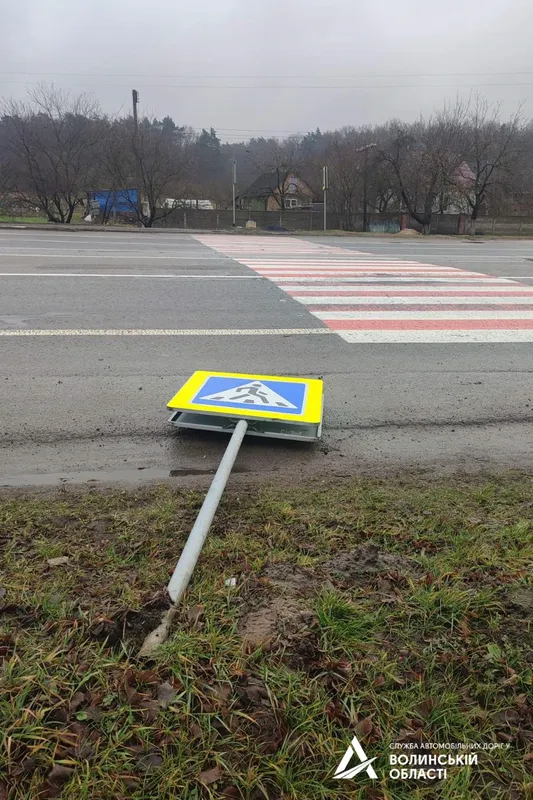 На дорозі під Луцьком вандали збили п’ять стійок з дорожніми знаками (фото)