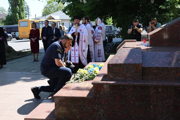 У Луцьку на Замковій площі вшанували жертв радянського терору (фото)
