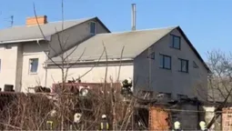 Горів сухостій, вогонь перекинувся на будинок: що відомо про пожежу у Луцьку на Вишкові