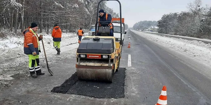 На Волині чистять і латають важливі дороги (фото)
