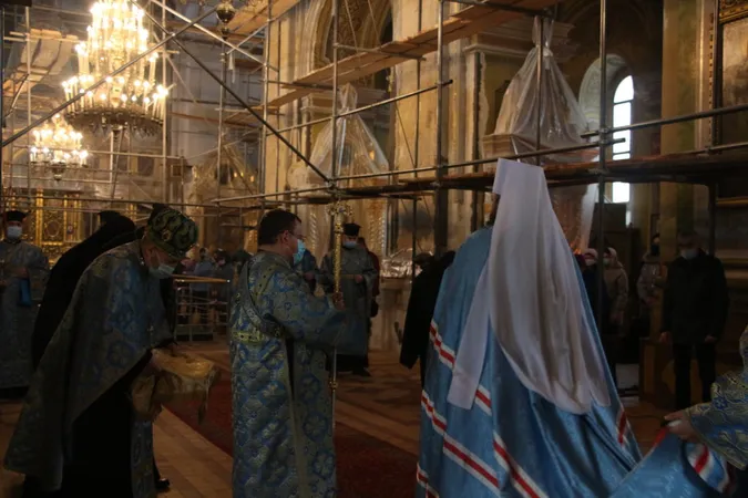 У луцькому соборі митрополит Михаїл роздавав жінкам білі троянди (фото)