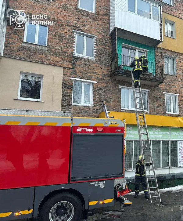 У Нововолинську рятувальники штурмували балкон баготоповерхівки: що сталося (фото)