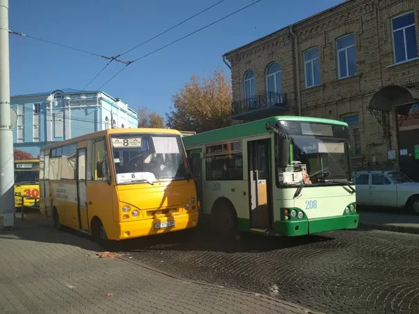 У центрі Луцька зупинилися тролейбуси (фото, відео)