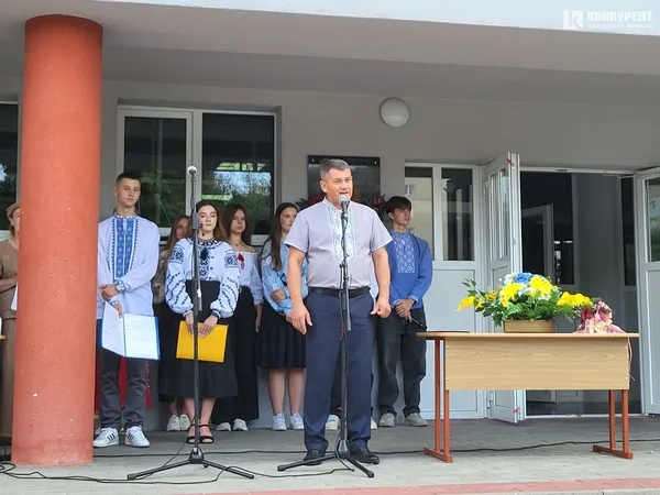 1 вересня у луцькому ліцеї №10: лінійка для першачків та випускників (фото)