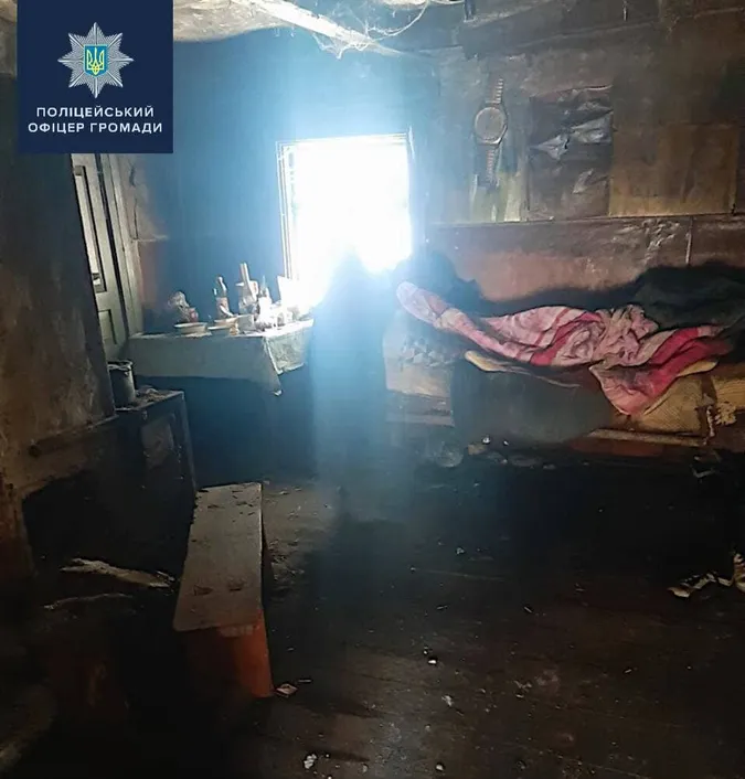 На Волині поліцейський допоміг дідусеві, який жив у напівзруйнованому будинку