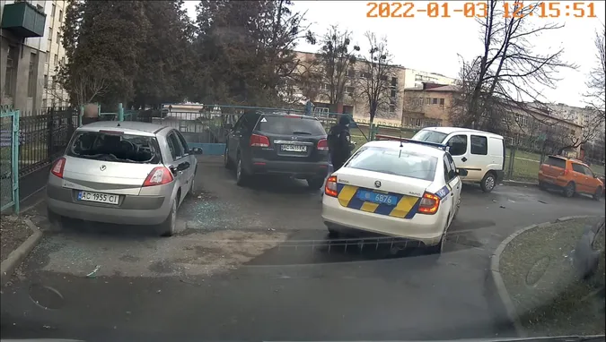 У Луцьку невідомі розтрощили припаркований у дворі Renault (фото, відео)
