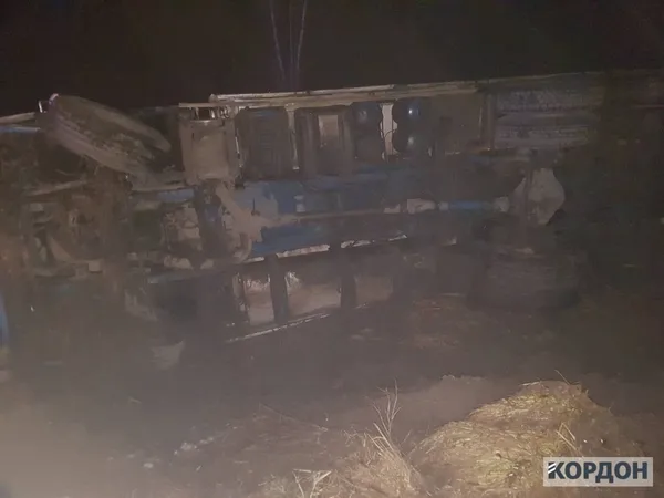 На Волині – смертельна ДТП: вантажівка злетіла у кювет (фото)