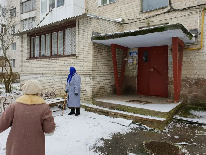 У Луцьку в будинку може обрушитися дашок під’їзду (фото)