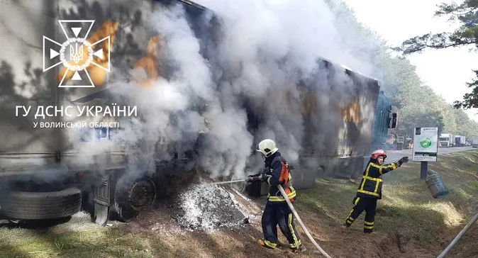 На Волині посеред дороги загорілася фура з крохмалем (фото, відео)