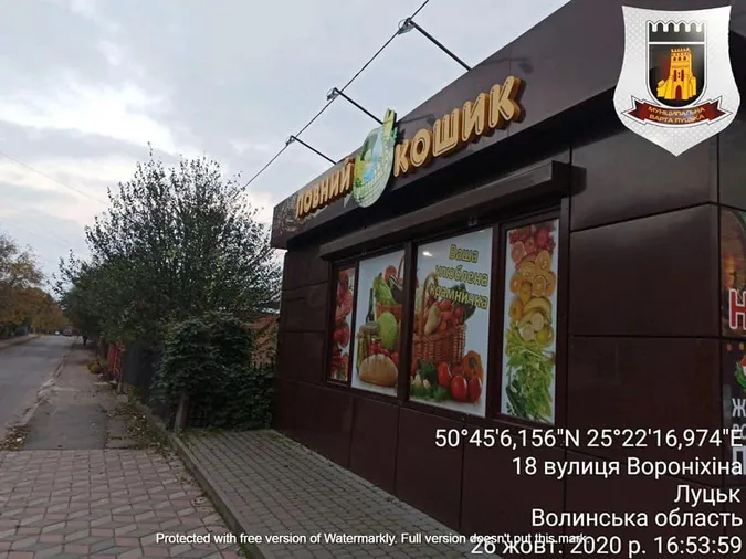 Муніципали перевірили, куди власники двох луцьких магазинів викидають сміття