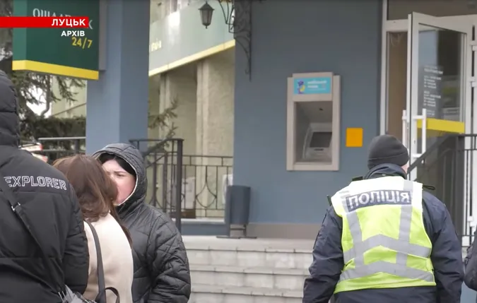 У Луцьку – пожежа в сховищі банку через стільчик (відео)