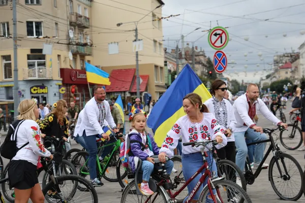 У вишиванках і з прапорами: у Луцьку відбувся традиційний велопробіг до Дня міста (фото)