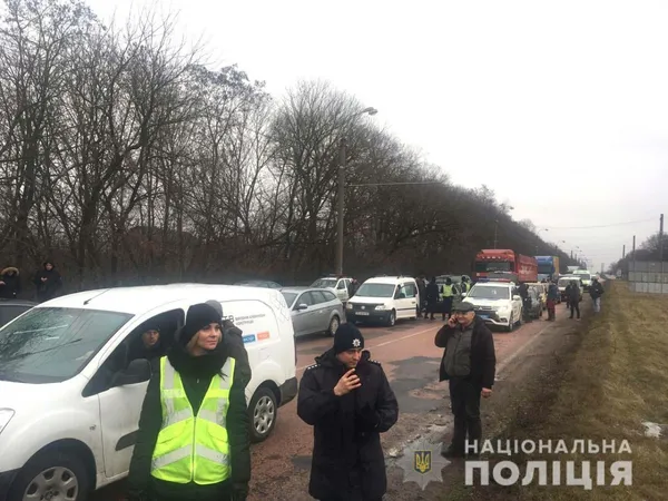 Дорогу Луцьк-Рівне «скували» затори: відбулася акція протесту (фото)