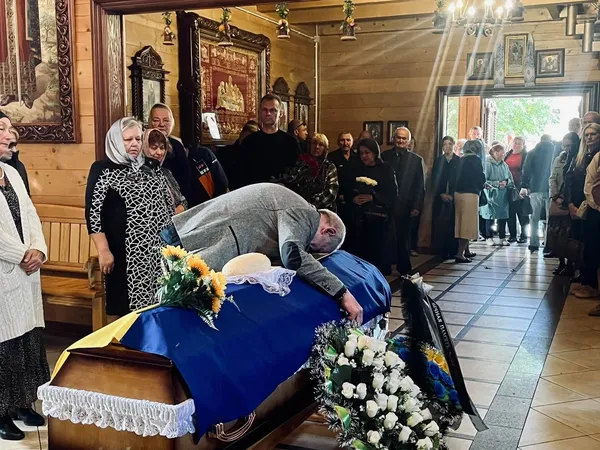 Відспівали у храмі, який зводив із батьком: у Володимирі попрощалися з воїном Сергієм Литовкою (фото)