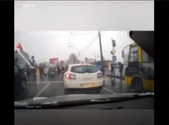 Наїзд на пішоходів у Луцьку: оприлюднили відео моменту зіткнення (відео 18+)